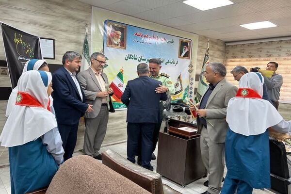 اهدای گل دانش‌آموزان شادگانی به تامین‌‌کنندگان آسایش و امنیت در جامعه
