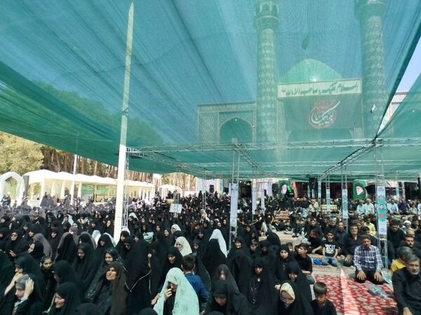 اقامه نماز ظهر اربعین در کاشمر