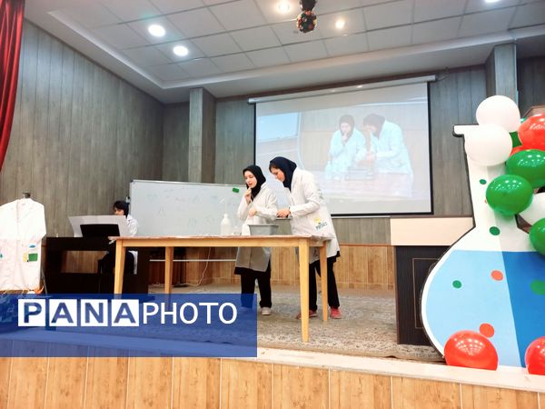 نمایشگاه دست‌سازه در دبیرستان مصلی نزاد حضرت زهرا(س) ناحیه سه