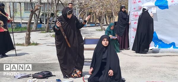 نمایش دانش‌آموزان دختر در سوگ شهدای میناب