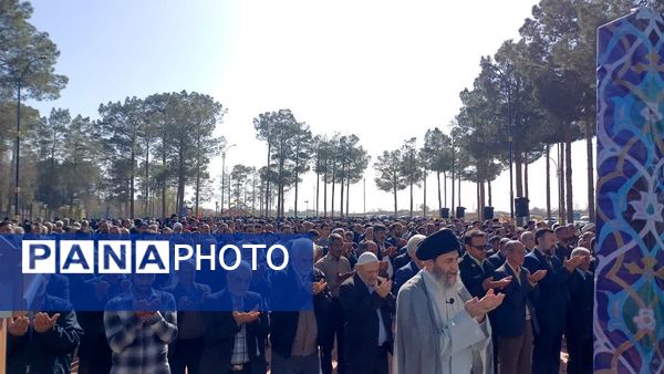 اقامه نماز با شکوه عید فطر به امامت امام جمعه حبیب آباد