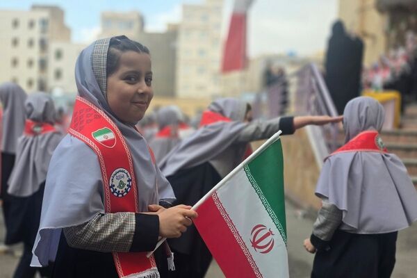 جشن پیروری انقلاب اسلامی در دبستان شهید آقچه‌لو رباط‌کریم