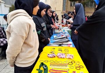 جشنواره صنایع دستی و مواد غذایی توسط دانش‌آموزان مدرسه فاطمیه 