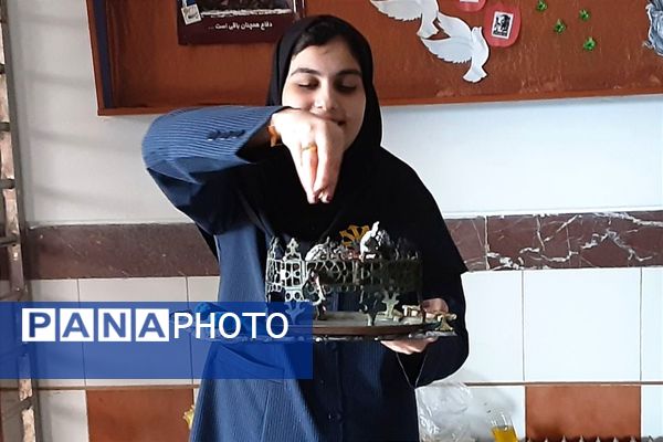 گرامیداشت هفته دفاع مقدس و آغاز سال تحصیلی در دبیرستان فرزانگان قائمشهر