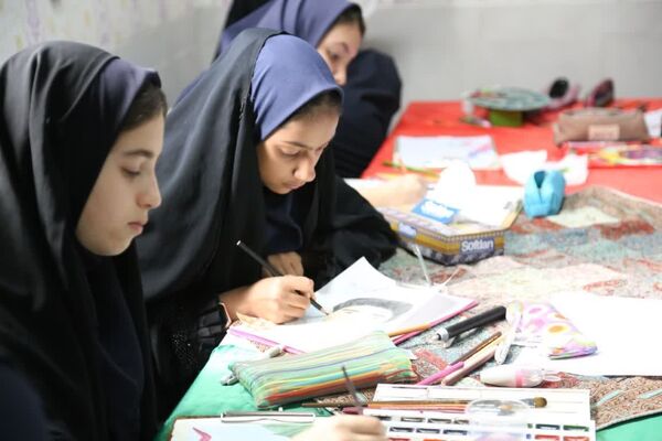 نواخته شدن زنگ استکبارستیزی و گرامیداشت هفته بسیج دانش‌آموزی در دبیرستان شاهد فردوس بافق