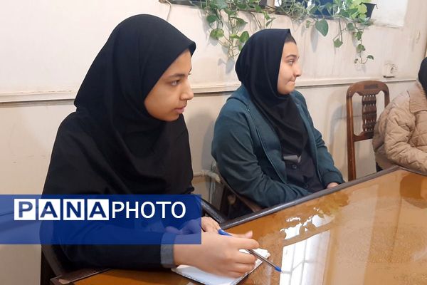 جلسه مدیر با دانش آموزان منتخب پژوهشسرا در دبیرستان شهدای هسته ای قرچک