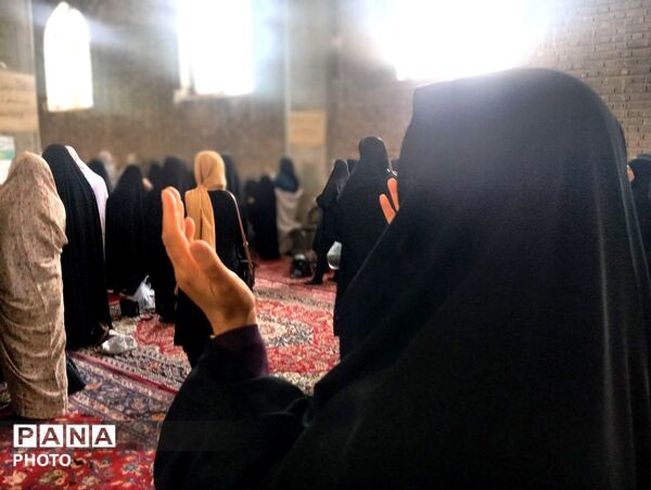 از پیر تا دانش آموز در نماز جمعه نیشابور حضور دارند-۱