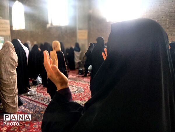 از پیر تا دانش آموز در نماز جمعه نیشابور حضور دارند-۱