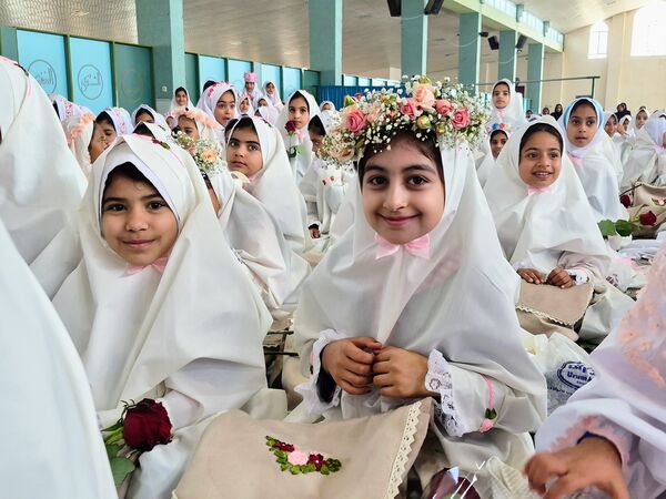 آیین سپیدپوشان؛ جشن تکلیف دختران عنبرآباد
