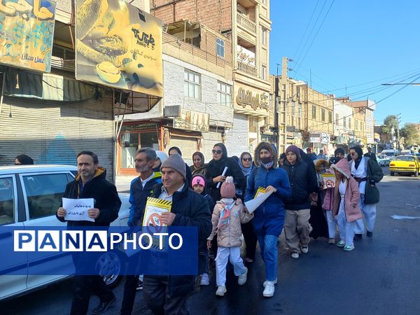 پیاده‌روی خانوادگی در اسلامشهر