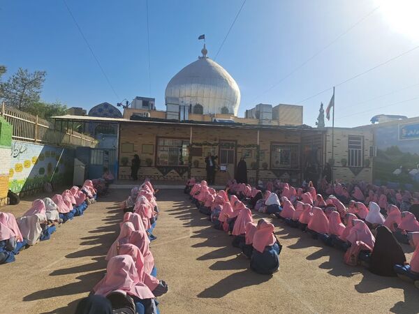 برنامه گرامیداشت هفته دفاع مقدس در دبستان شهید هادی آریایی 