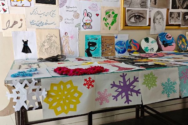 برگزاری نمایشگاه آثار هنری دانش‌آموزان در دبیرستان هوشنگی