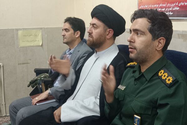 برگزاری مراسم هفته بسیج در هنرستان مجتمع فنی حرفه‌ای تهران در بهارستان‌دو