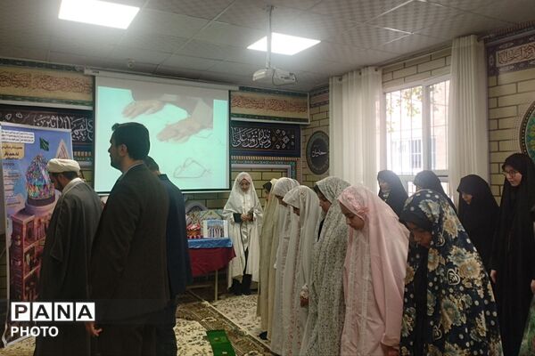 نماز مادر و دختری در دبیرستان عفت آهنگری 