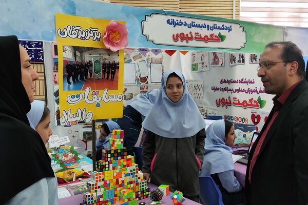 برگزاری نمایشگاه «افق‌های روشن» در دبستان حکمت ناحیه دو شهرری 