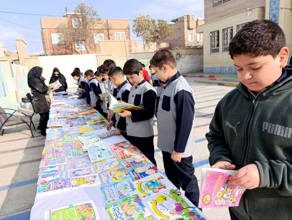 برگزاری نمایشگاه کتاب در دبستان معلم دو آشخانه 