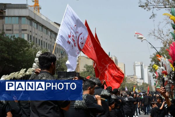 پرچم‌های عزا بر فراز حرم امام رضا(ع)