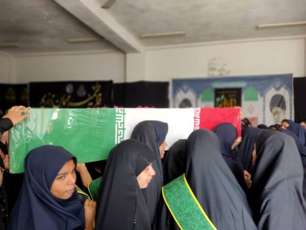 استقبال پرشور از شهید گمنام در هنرستان زهرای مرضیه بندرعباس