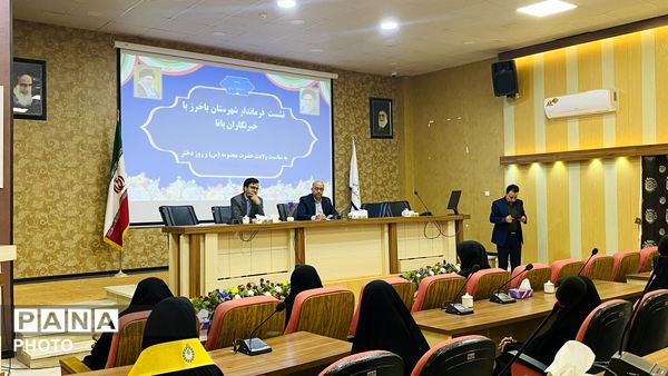  دیدار صمیمانه خبرنگاران پانا دانش‌آموزان دختر با فرماندار و مدیر آموزش و پرورش 