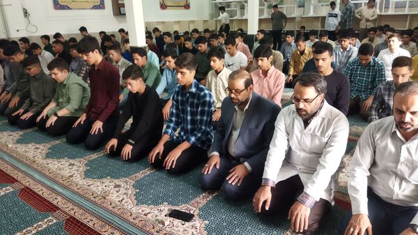 اولین نماز جماعت دبیرستان شاهد ابوذر غفاری در سال تحصیلی جدید 