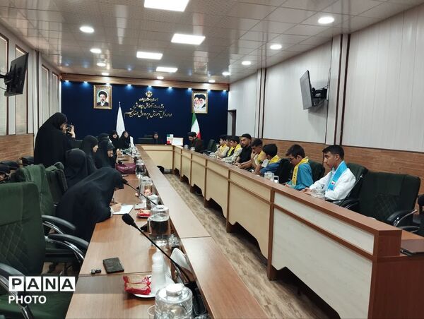 نشست صمیمی اعضای شورا و مجمع دنش آموزی قم با مدیرکل آموزش و پرورش استان