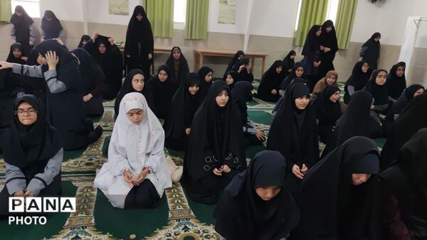 اولین نماز جماعت در روز اول مدرسه دخترانه امام حسین (ع) نیشابور 