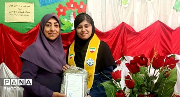 تقدیر از نفرات برتر درسی فرهنگی و هنری جشنواره خوارزمی همزمان با عید غدیر