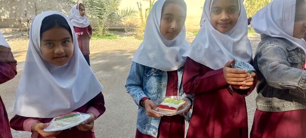 صبحانه نمادین دانش‌آموزان دبستان مولوی فین