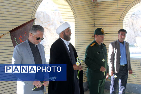 غبارروبی مزار مطهر شهدا به مناسبت آغاز دهه مبارک فجر در فراشبند