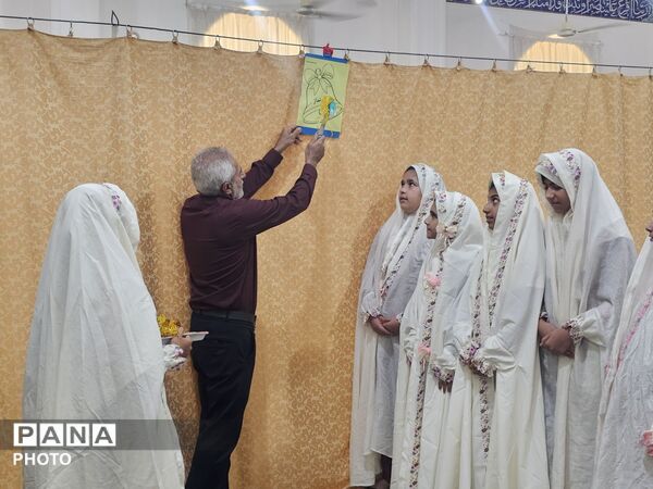 طنین زنگ نماز و عطر آیات قرآن در محفل انس با قرآن