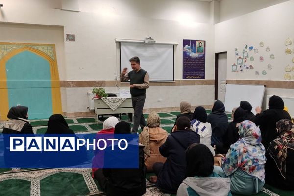 جلسه‌ آموزش خانواده در رباط‌کریم