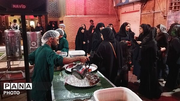 فضای معنوی مسجد جامع نیشابور با برپایی چایخانه حضرت زهرا(س) در رنگ ماتم