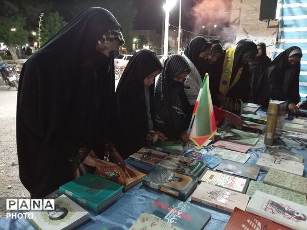 برپایی غرفه کتابخوانی در شهرستان خلیل آباد