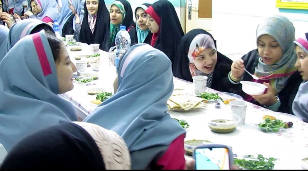 بیش از ۹۰۰ دانش‌آموز فومنی روزه‌اولی شدند