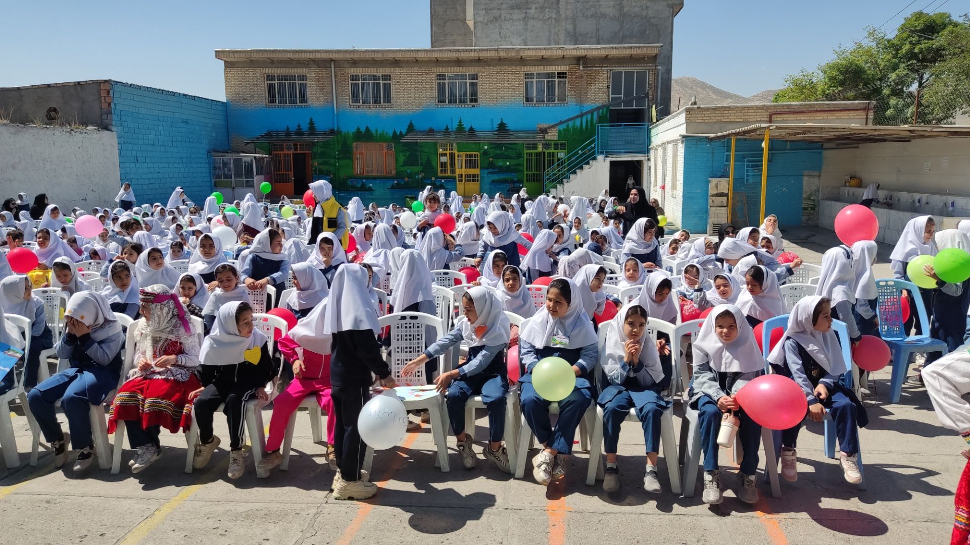 نواختن زنگ سلامت در مدرسه دخترانه ضحی ۱ شهرستان شیروان
