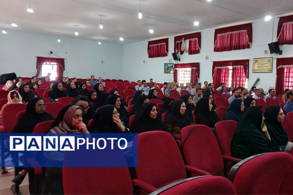 توانمندسازی مدیران مدارس زرقان در آغاز سال تحصیلی 