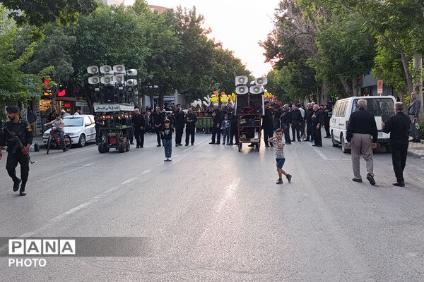آیین باشکوه علم‌گردانی در غروب عاشورا 