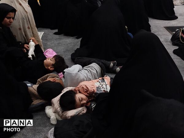 شبی که ماه دو نیم شد