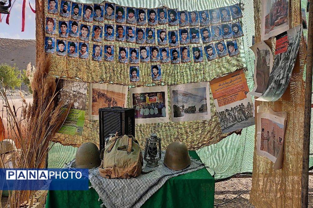 نمایشگاه شهدایی وروایتگری راوی دفاع مقدس در گلزار شهدای شهر بار نیشابور 