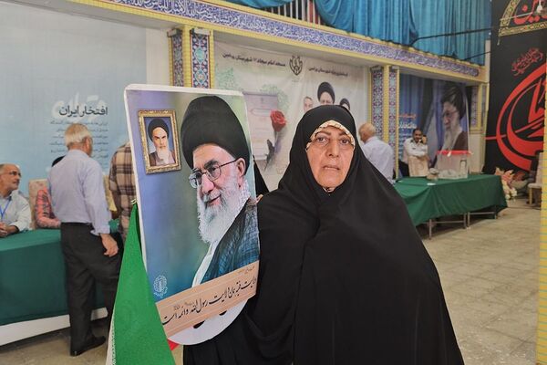 حضور مردم ولایتمدار شهرستان ورامین پای صندوق‌های اخذ رای