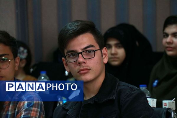 نشست صمیمی دانش‏‌آموز خبرنگاران و نمایندگان مجلس دانش‌آموزی آذربایجان شرقی با علی فلاحتکار