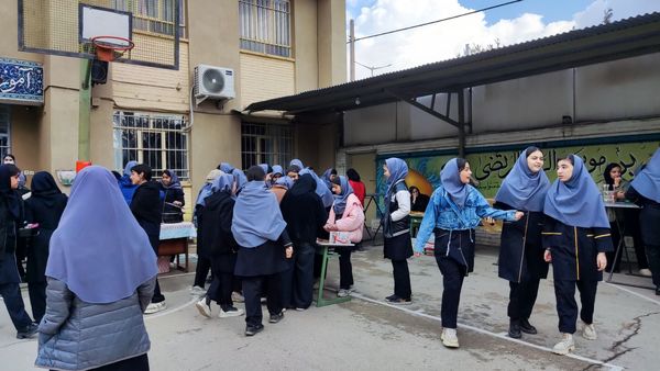 برپایی بازارچه دانش آموزی در دبیرستان پیرایش ۲