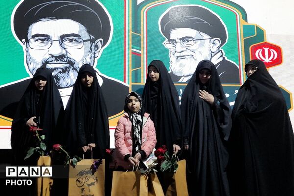 دختران «جان فدای ایران» در میدان امام خمینی(ره) ورامین 