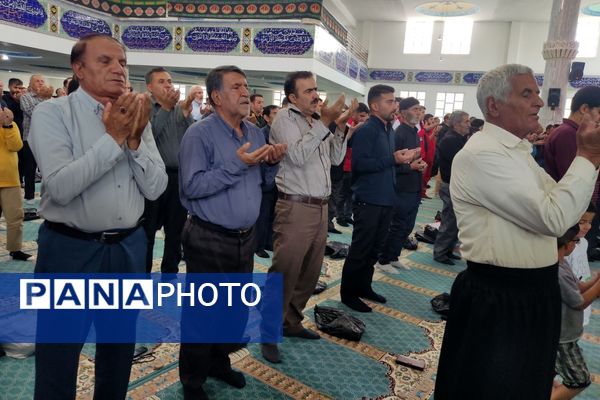 اقتدار مردم در صفوف نماز جمعه لردگان 