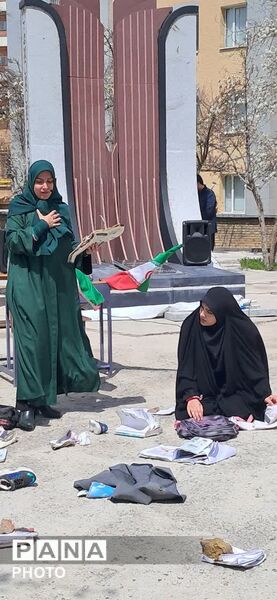 نمایش دانش‌آموزان دختر در سوگ شهدای میناب
