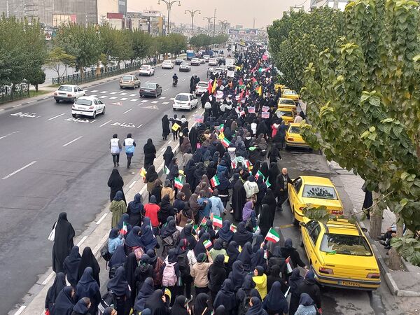 حضور دانش آموزان اسلامشهری در راهپیمایی ۱۳ آبان