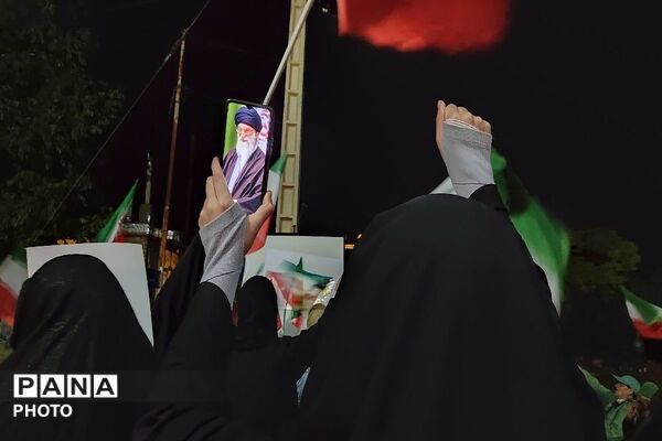 پرچم عزت را می‌بریم بالا 