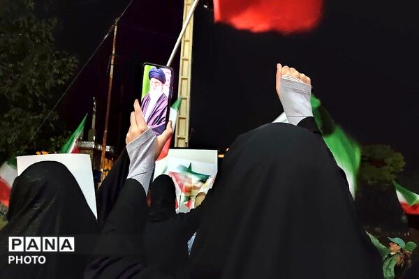 پرچم عزت را می‌بریم بالا 