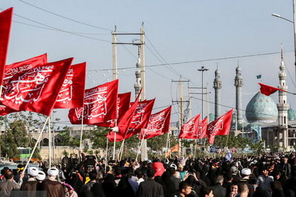 دو سوم مسجد جمکران پیش از آغاز مراسم تشییع رهبر شهید پر شد/ حرکت زائران از حرم حضرت معصومه(س) به سمت جمکران