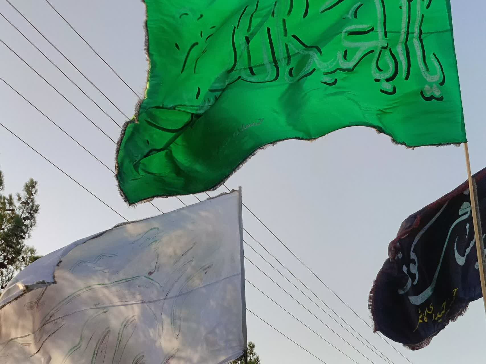 رقص پرچم‌ها در باد عزای کاشمر هم‌صدایی آسمان با زائران